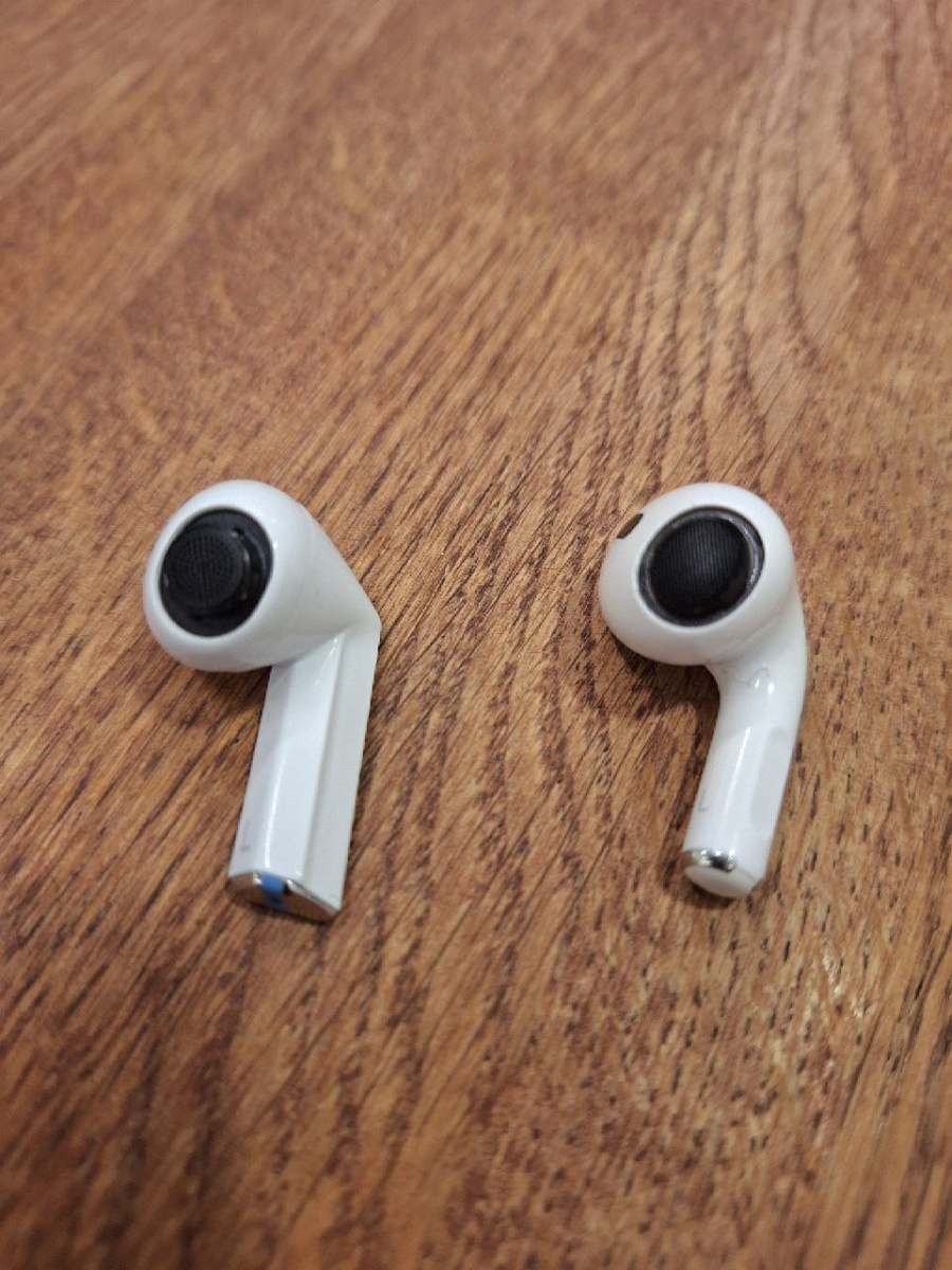 Слева Apple AirPods 2 Pro без амбушур, справа Samsung Galaxy Buds 3 Pro без амбушур