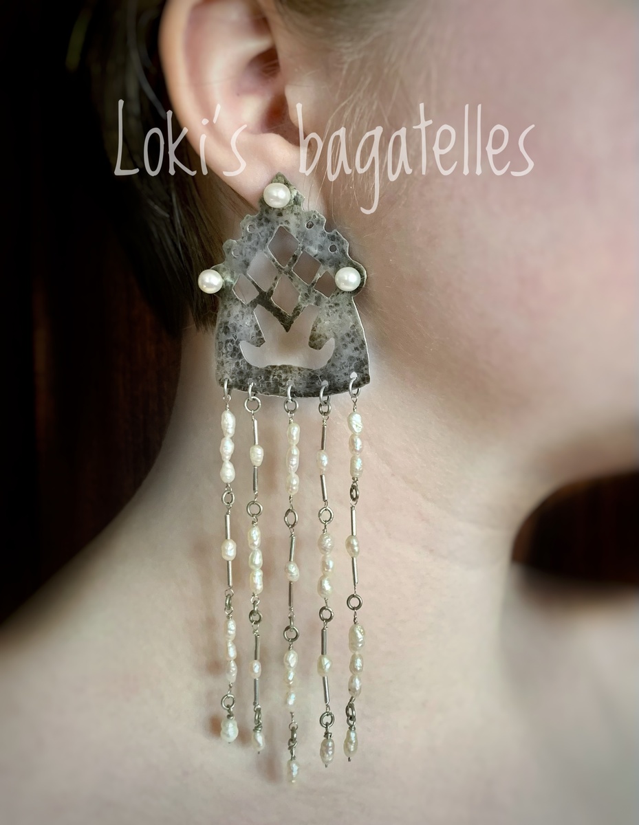 Так серёжка смотрится в ухе. Фото автора