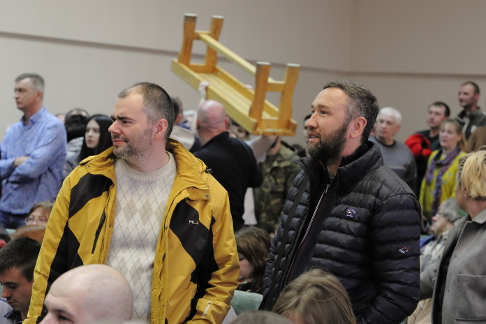    Не всем пришедшим на слушания хватило кресел, поэтому организаторы вынуждены были срочно искать дополнительные скамьи. Фото Михаила Перикова