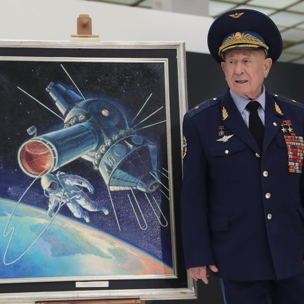     Открылась выставка картин Алексея Леонова