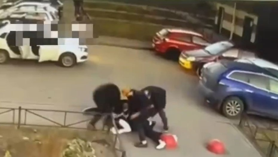    Оперативники задерживают петербуржцев, подозреваемых в поджоге релейных шкафов у ж.-д. станции Лигово, апрель 2025 года. Снимок с видео, максимально возможное качество. Автор фото: Пресс-служба Санкт-Петербург-Балтийского линейного отдела МВД России на транспорте