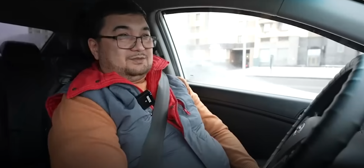 В своем интервью Акмал сказал, что не считает себя героем. Но именно бдительность и внимательность этого человека смогли защитить бабушку от мошенников