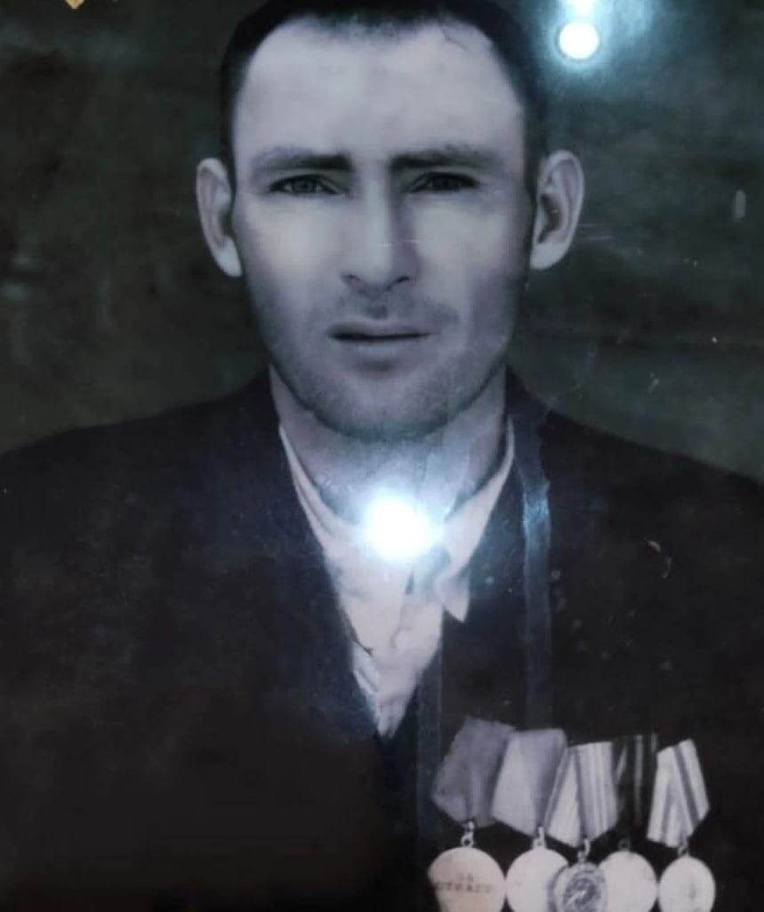 Дорогие казаки и казачки!
Давайте вспомним наших предков,
которые сражались, защищая нашу Родину
Дед Прутков Тимофей Георгиевич 1913 г.
Прошёл три войны (финскую , немецкую , японскую )
В Великую Отечественную Войну
был призван в декабре 1941 года в звании Ст. сержант
имел 4 медали и орден мужества Великой Отечественной войны 3 степени ,
медали За отвагу , За мужества ,За взятия Будапешта , За Кавказ .
Защищал Крым , Украину , Кавказ , Белоруссию .
Дошёл до Будапешта
Умер в мирное время 1995 году в возрасте 82 лет .
Помню !!! Горжусь !!!
Черняев Антон Григорьевич
дата рождения не известно
погиб 29.09.1942. году
Воинское звание красноармеец
Место захоронение братская могила
с. Орловка Городищенского р-он Волгоградской обл
Наград не было
Помню !!! Горжусь!!!