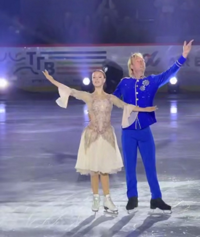     Анна Щербакова (Белоснежка) и Евгений Плющенко (Принц) в шоу «Сказки Евгения Плющенко». Барнаул. 13.04.2025 Фотография взята из открытых источников.