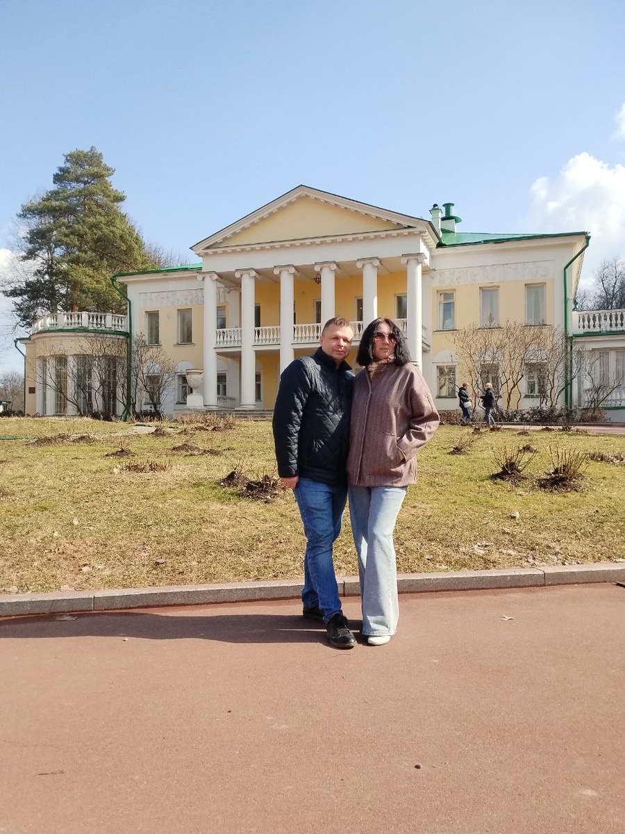 На фоне Главного усадебного дома