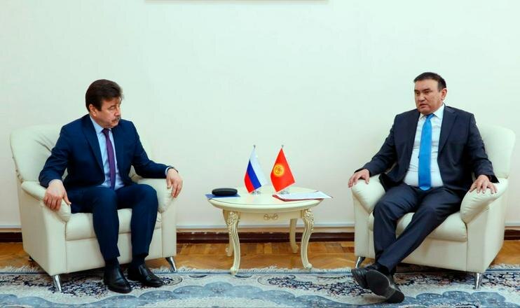 Посол России в Кыргызстане Сергей Вакунов и замминистра иностранных дел Кыргызстана Алмаз Имангазиев. Фото пресс-службы кыргызского МИД