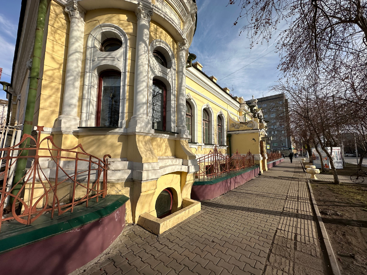 Гадаловы - знаменитая династия сибирских купцов, золотопромышленников и пароходовладельцев. Они известны не только своей предпринимательской деятельностью, но и весомым вкладом в культурную жизнь города Красноярска. Жизнь представителей этой семьи стала общественной деятельности на блато жители горели примером созидательно
Экспозиция расположена в одном из. залов гадаловского особняка, построенного по проекту красноярского архитектора В.А. Соколовского. В разные годы его владельцы Петр Иванович Гадалов и Вера Николаевна Гадалова принимали здесь известных гостей - норвежского ученого, океанографа, исследователя Арктики Фритьофа Нансена и будущего императора Японии Хирохито.а