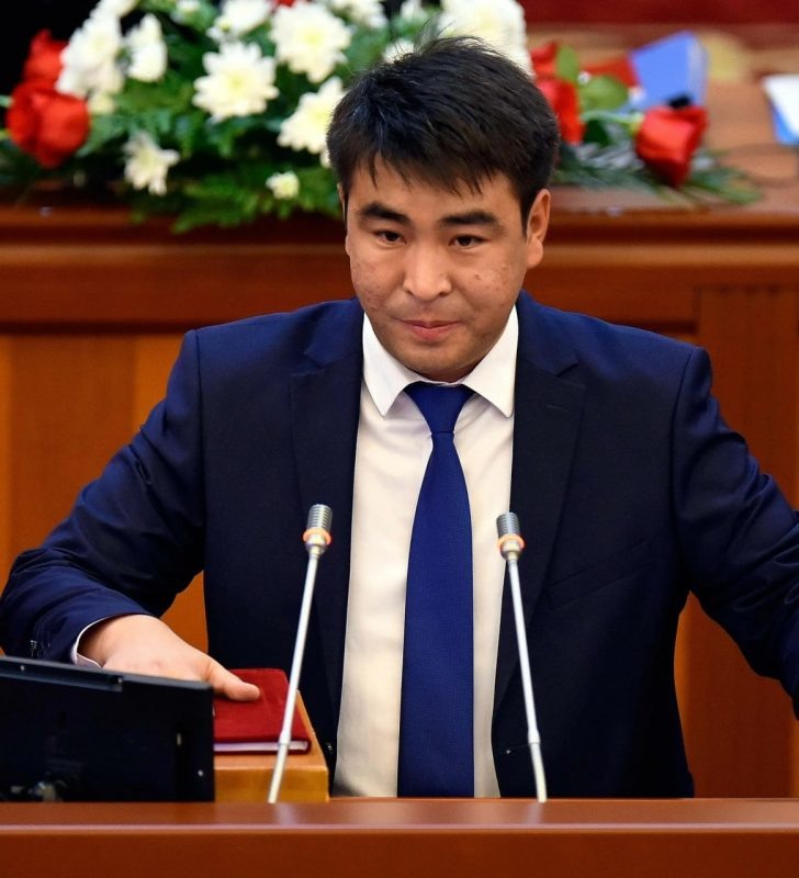    Жанар Акаев