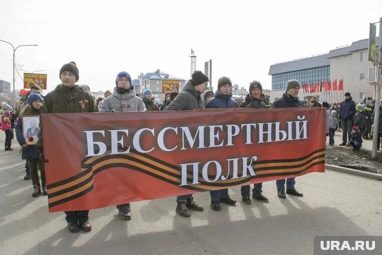 В Салехарде акция «Бессмертный полк» собирала тысячи горожан, в том числе молодежь. Фото: Вячеслав Егоров © URA.RU