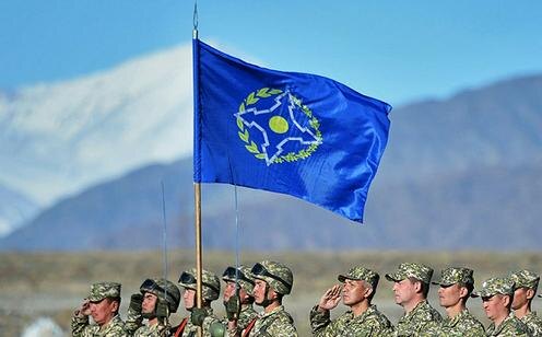 Солдаты с флагом ОДКБ. Фото с сайта asiaplustj.info