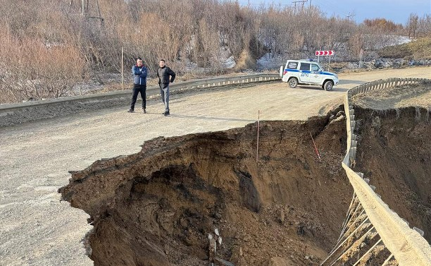 Повезло, что дорога ушла сама по себе, а не вместе с автомобилями / Фото: министерство транспорта и дорожного хозяйства Сахалинской области