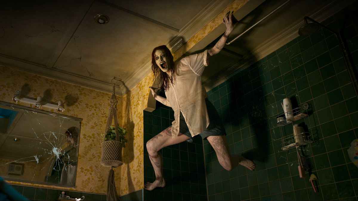 Кадр из фильма «Восстание зловещих мертвецов». © Режиссёр Ли Кронин / Warner Bros., 2023