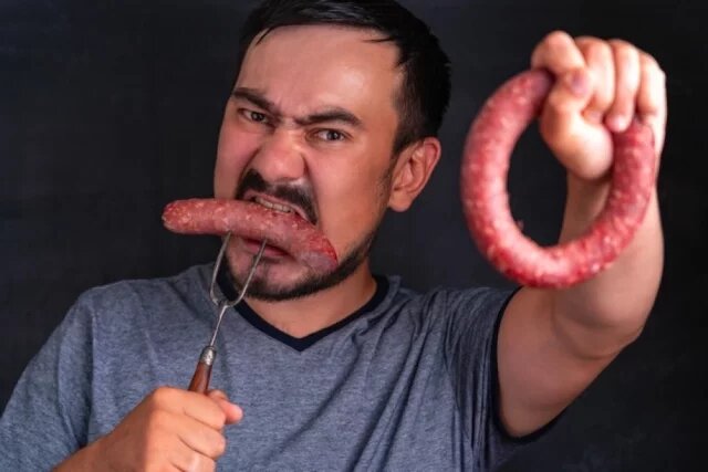 Бутерброд с канцерогеном. Мясников напомнил, что колбаса может вызвать ракПодробнее