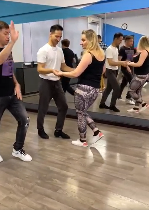 Автор пытается рассмотреть на полу, как танцевать сальсу :)