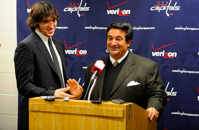     Александр Овечкин и владелец «Вашингтона» Тед Леонсис в 2008-м во время заключения контракта