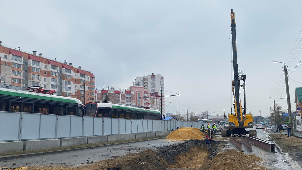Трамвайные рельсы на проспекте Победы перенесут на противоположную от котлована сторону.📷Фото: Ольга Воробьева