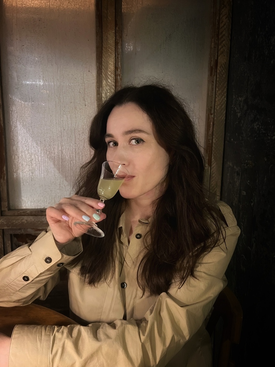 На фото я с извинительным Лимончело от бара за коробку с реквизитом)