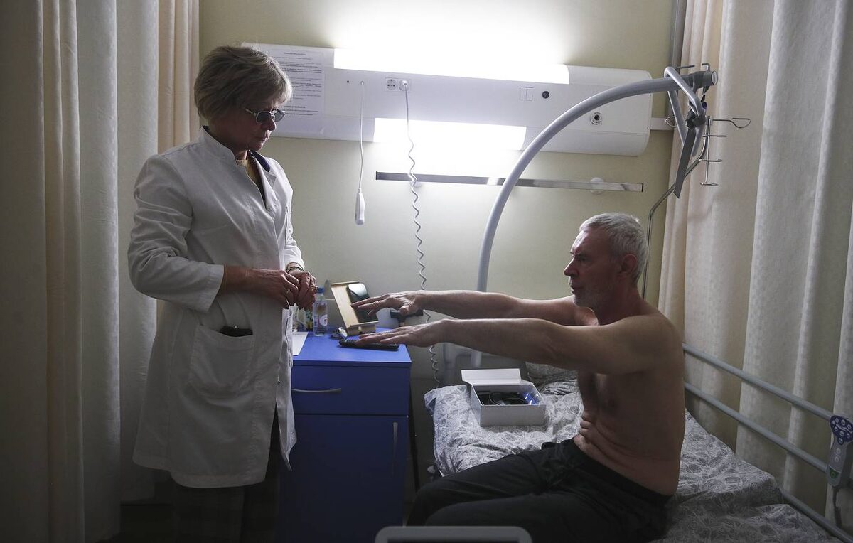 Руководитель Отдела нейродегенеративных заболеваний Федерального центра мозга и нейротехнологий ФМБА России Елена Катунина и пациент Сергей
© Алена Бжахова/ТАСС