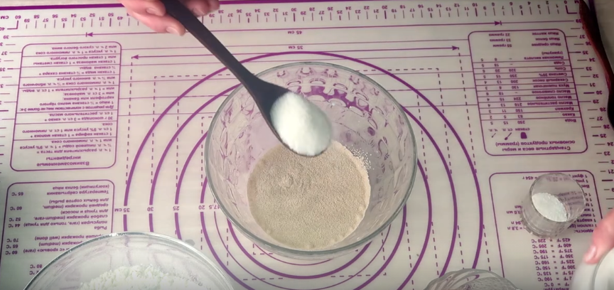 Всыпаем две ложки сахара