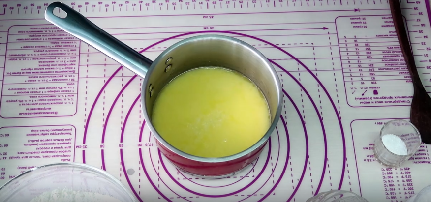Растапливаем сливочное масло