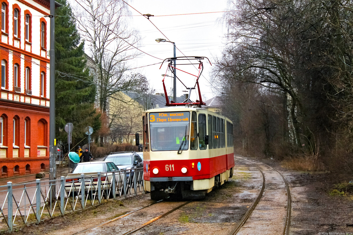 Вагон модели Tatra KT4D №611 третьего маршрута следует по Большой Песочной улице. Февраль 2025г. Автор фото Yuriy Meshanskiy, сайт transphoto.org