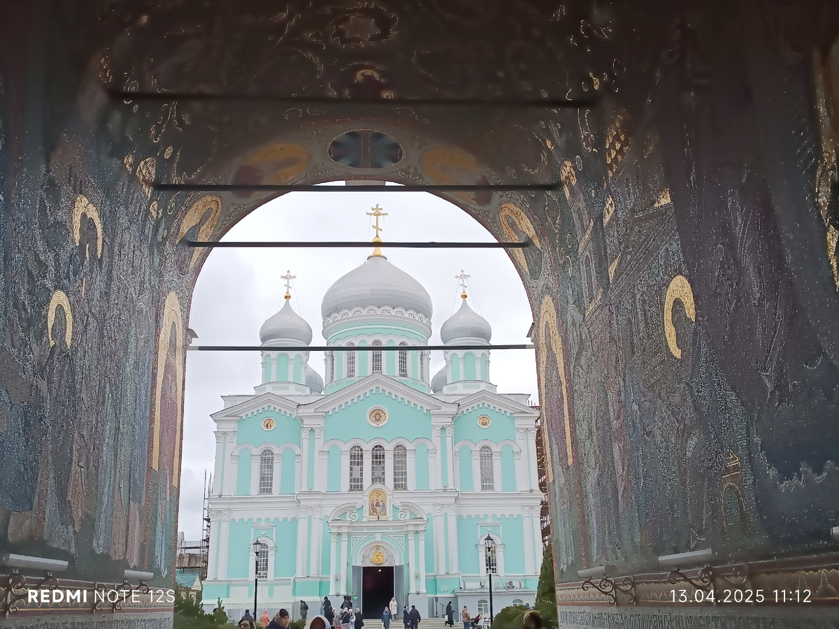 Собор со святыми мощами преподобного Серафима Саровского. 