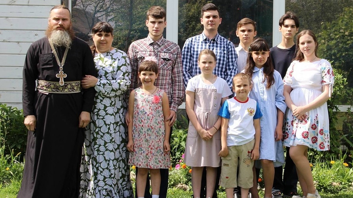 Отец Андрей, матушка Инна и их дети