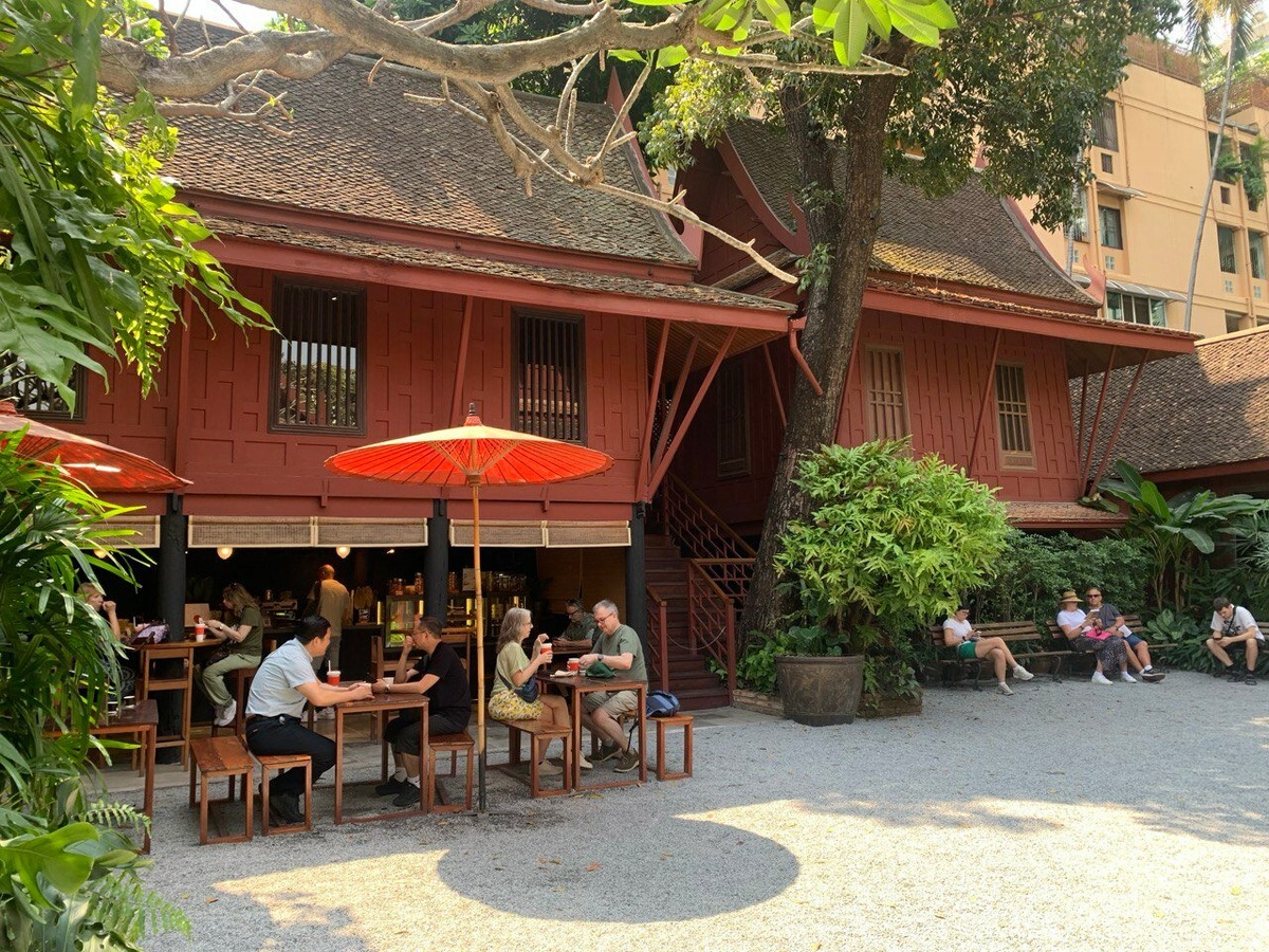 На территории есть уютный сад, в котором можно погулять и укрыться от солнца