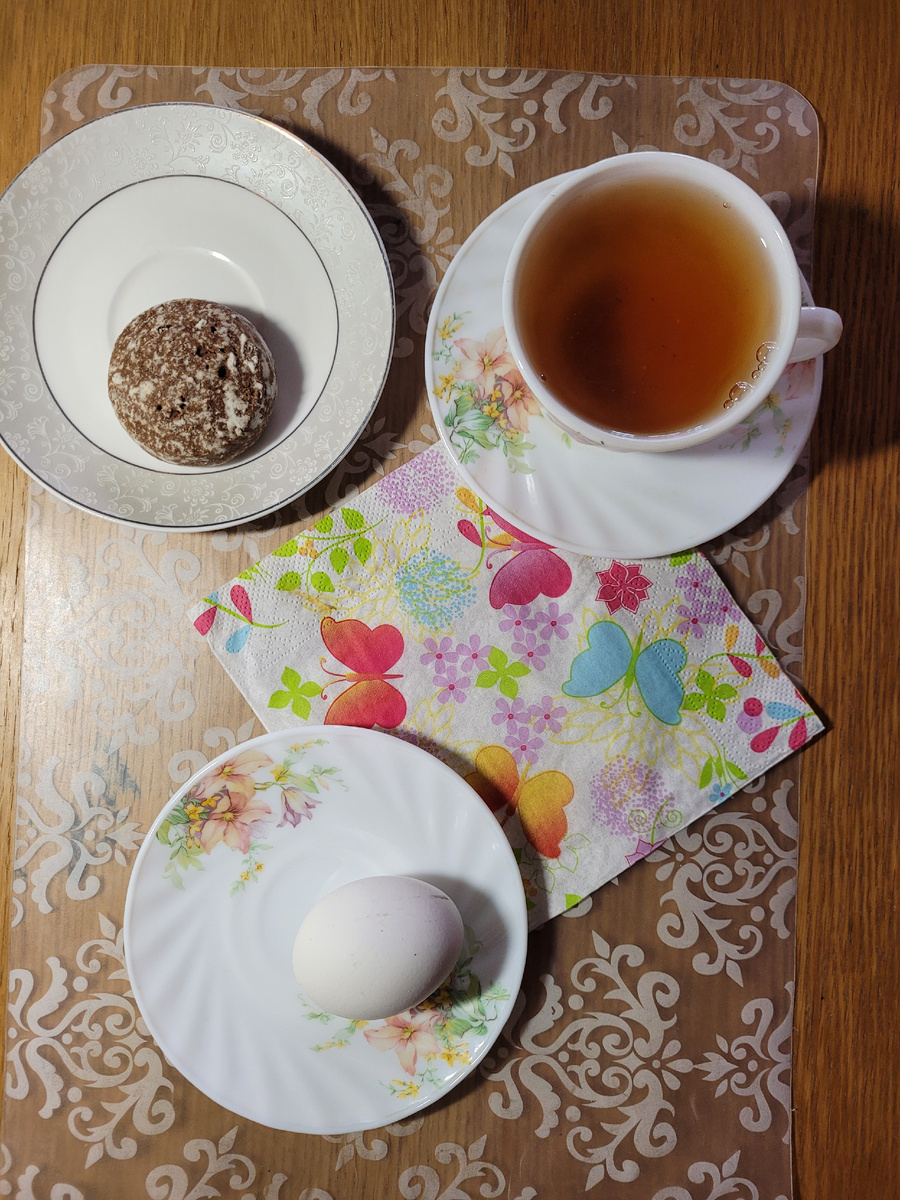 Яйцо, пряник, чай