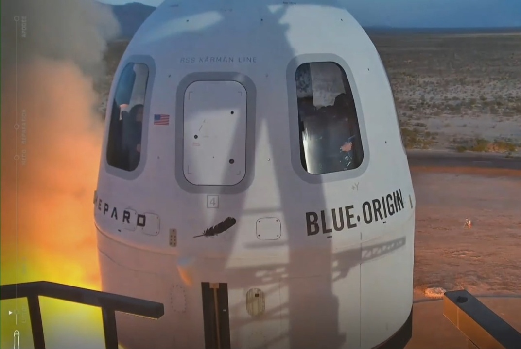    Корабль Blue Origin с Кэти Перри и невестой Безоса осуществил полет в космос