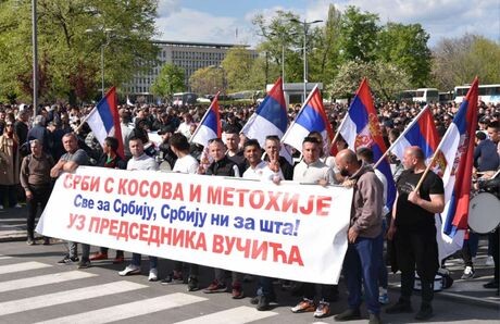 На митинг в том числе приехали сербы с Косово и Метохии - надпись «Все за Сербию, Сербию ни за что. Сербы с Косова и Метохии с президентом Вучичем» - фото из сербских СМИ