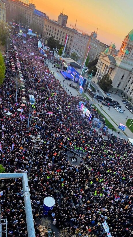 Площадь перед зданием Народной Скупштины в Белграде - одно из трех мест, где проходила акция. Фото из сербских СМИ
