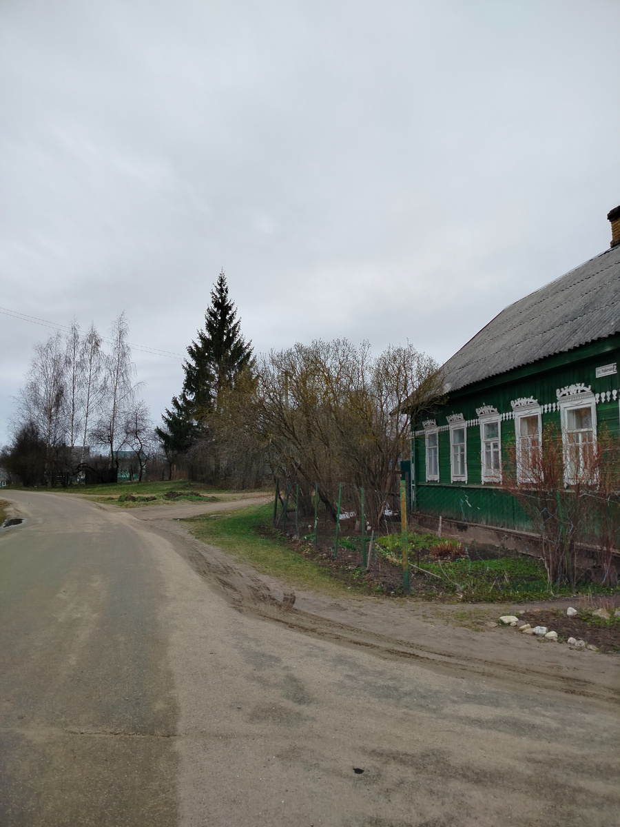 Это вечер субботы, снега уже почти не видно, разве что внимательно присмотреться, в тени дома немножко белеет