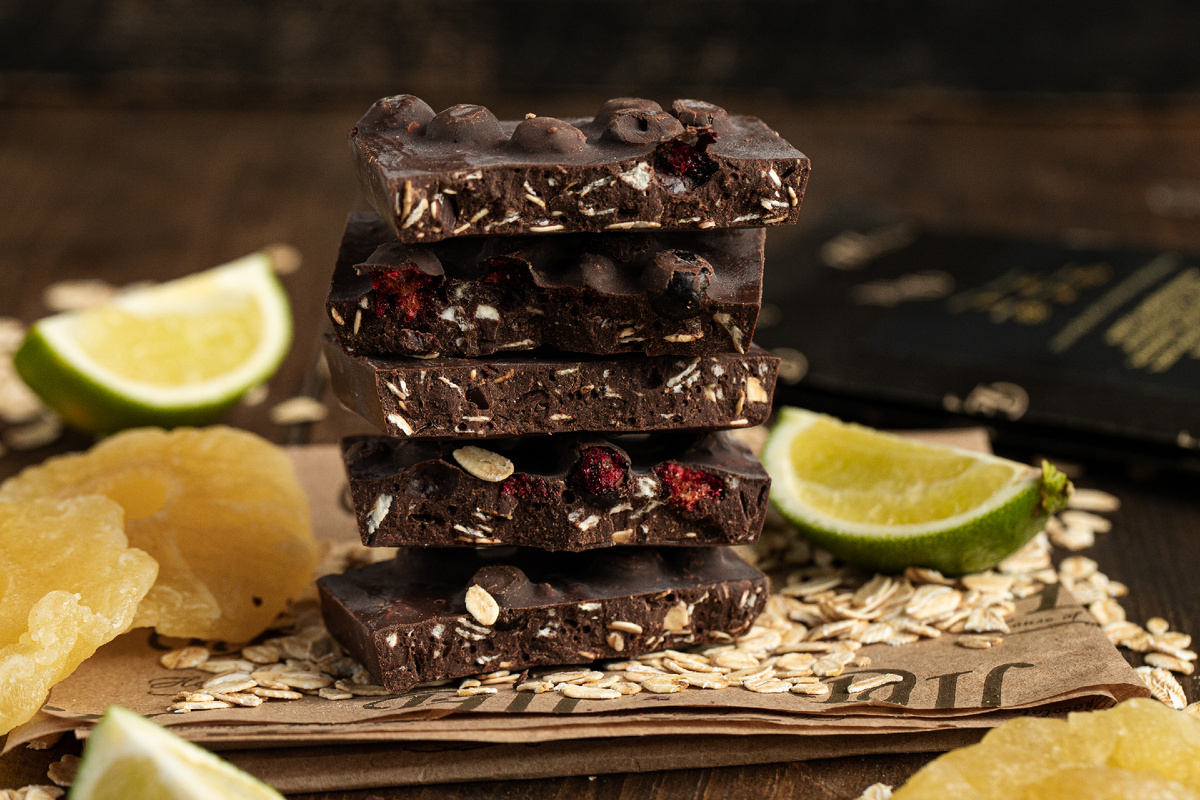 Темный шоколад с пророщенными злаками овса, черной смородиной, ананасом, лаймом и лемонграссом 100 гр