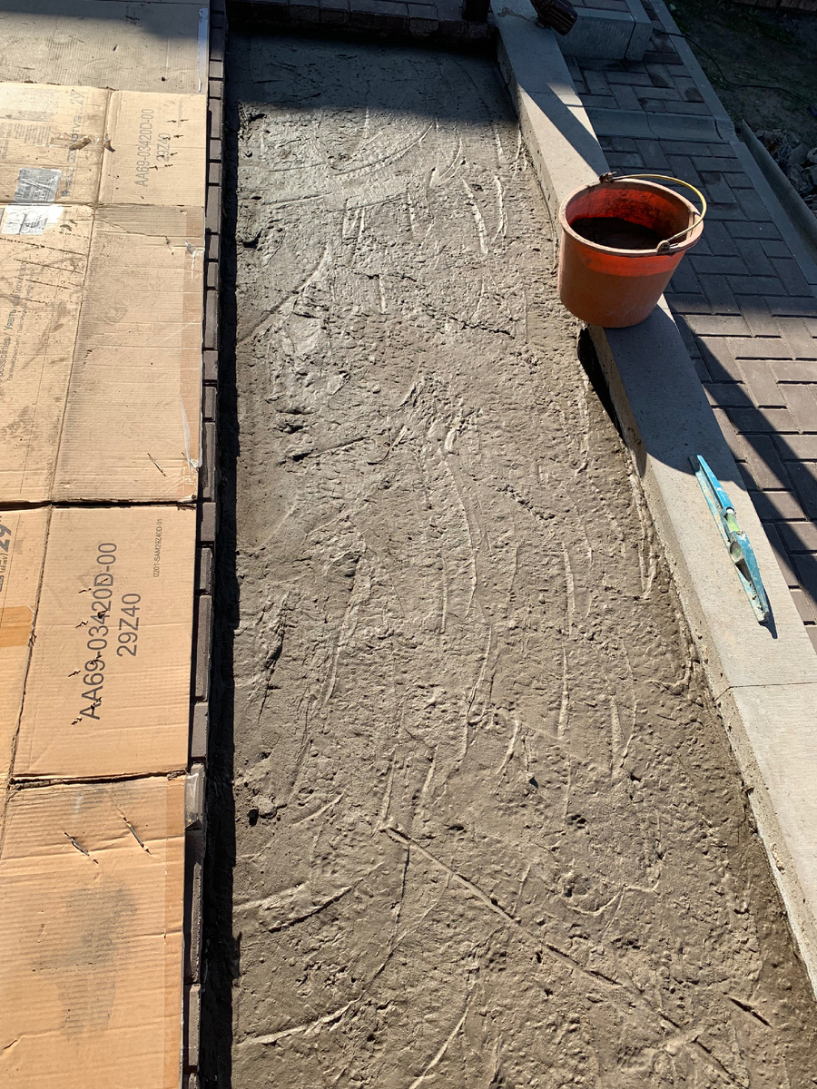 Первый делом заливаем бетонную плиту по размеру конструкции с двойным армированием глубиной 25/30 сантиметров для армирования используем сетку или арматуру ячейка 10 сантиметров.