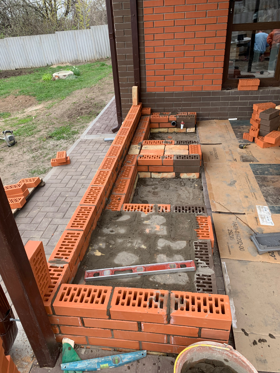 Затем находим в интернете проект с раскладкой порядовки и ряд за рядом начинаем выкладывать кирпичи для каменщика это не сложно.