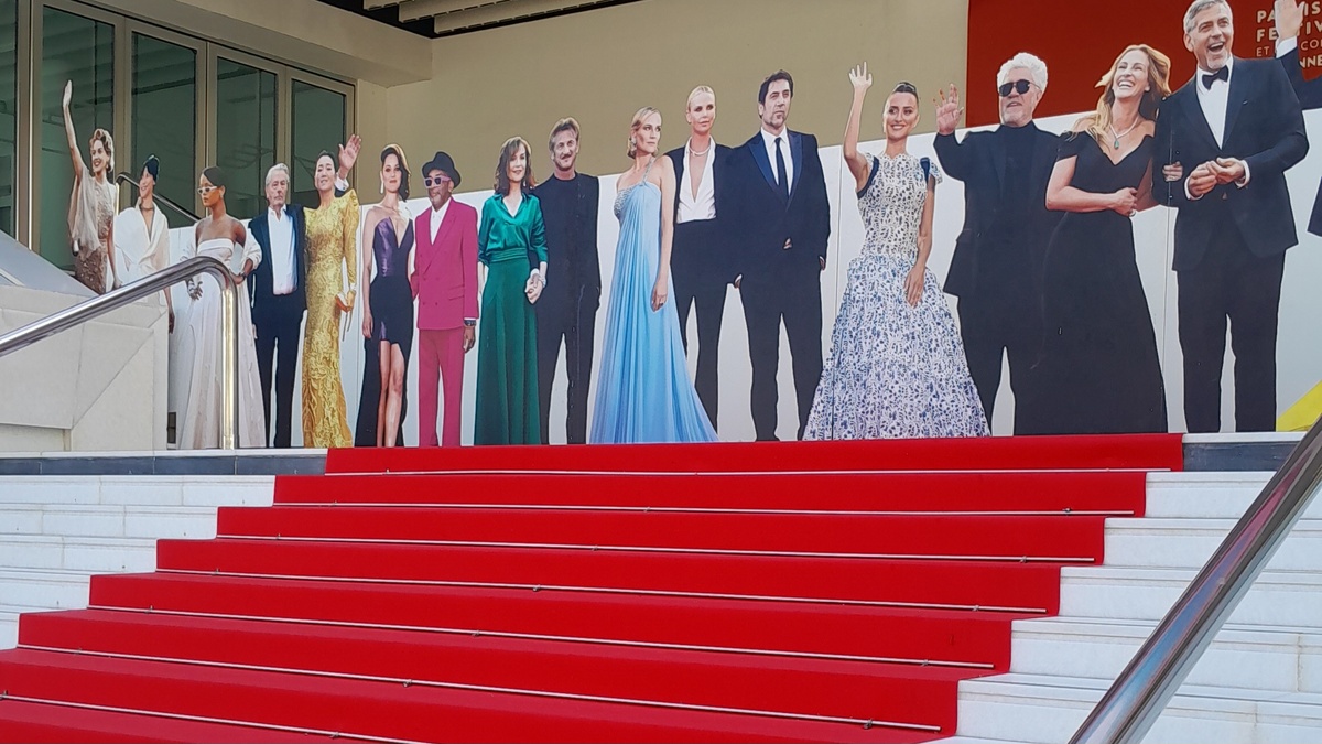 Это красная дорожка в Каннах. Путешествия реальны и доступны при должном подходе