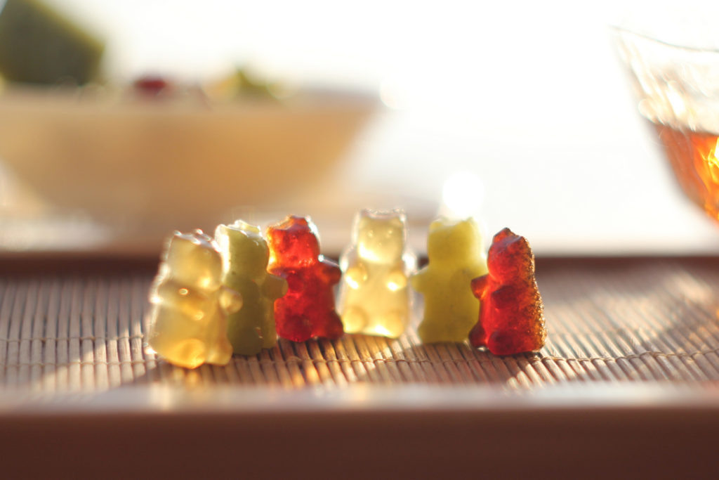 Мармеладные чайные мишки что-то затевают. © Ольга Никандрова