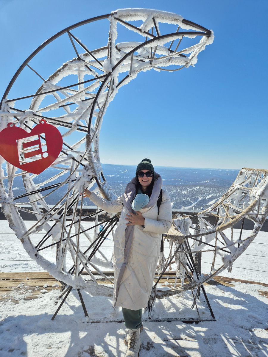 С ребенком на вершине сектора Е, Шерегеш 