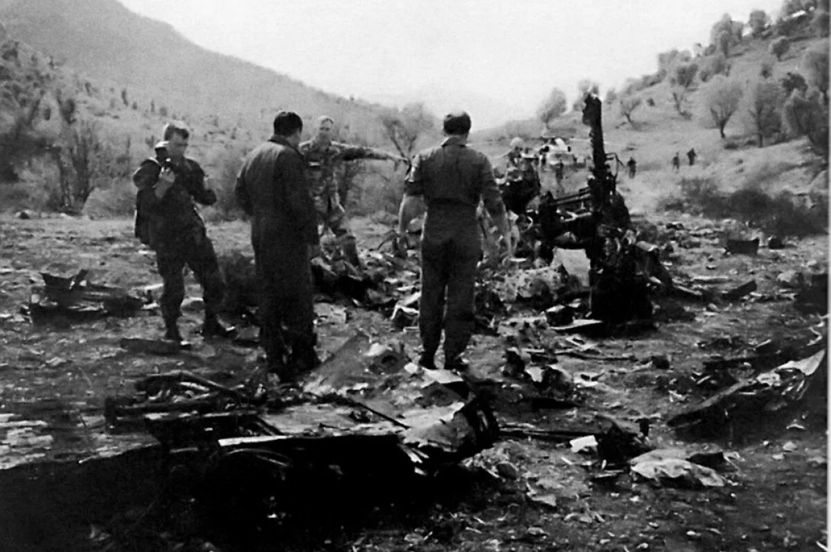    Американские военные осматривают обломки сбитых вертолётов UH-60 Black Hawk.