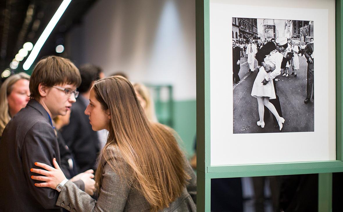    Фотография Альфреда Эйзенштадта Поцелуй на Таймс-сквер (1945) Фото: Александр Земляниченко / AP / ТАСС Георгий