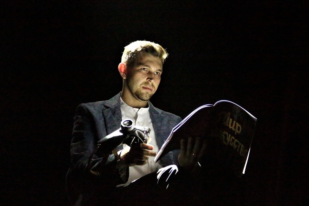 На фото режиссер спектакля "Жаенитьба Бальзаминова". Источник: ast-news