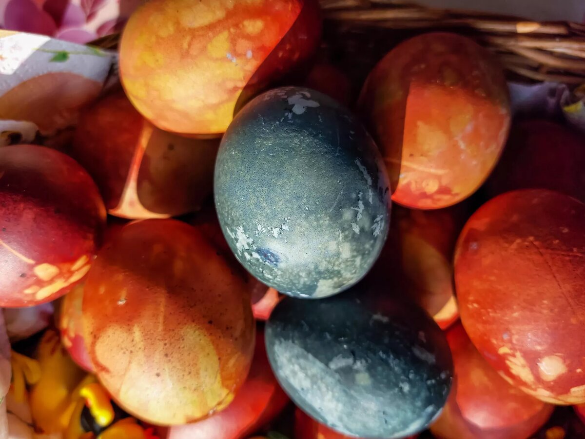 © iStock.com / Kristine Radkovska
Яйца, окрашенные чаем каркаде