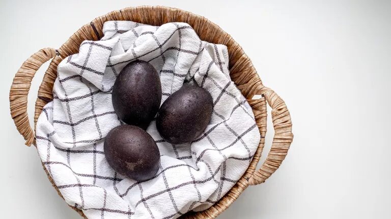 © iStock.com / Aisylu Siraeva
Покрасить яйца в вине