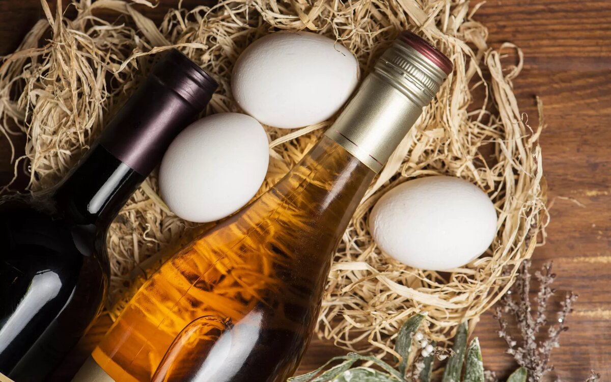 © iStock.com / Inga-Av
Яйца с вином