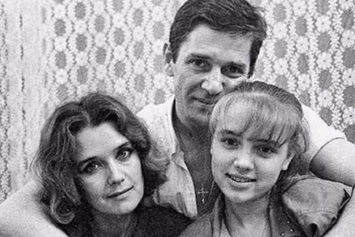 Ксения Алфёрова с мамой и отчимом Александром Абдуловым. / Фото: ВКонтакте