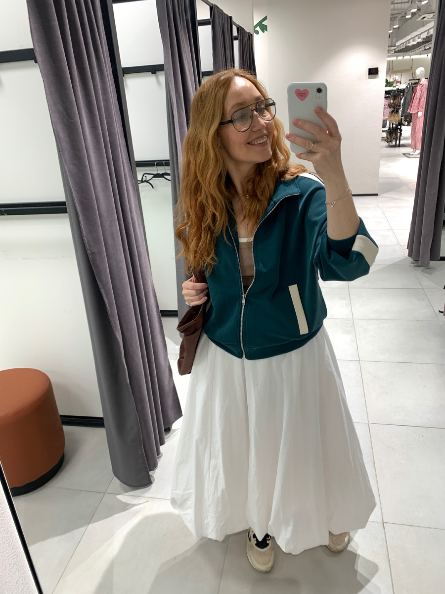 Юбка-баллон 4799 руб, майка 999 руб, сумка-шопер 1599 руб. 