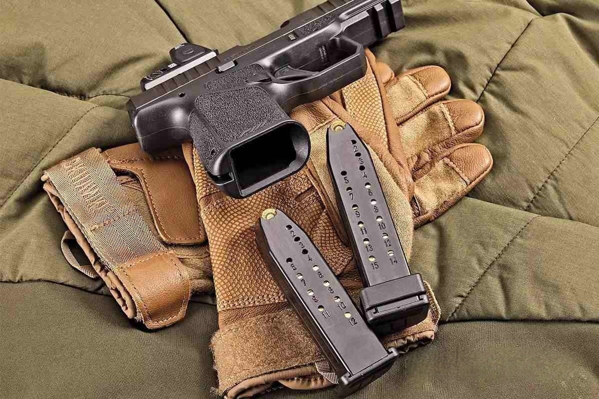 Пистолетный комплекс RM1S, разработанный компанией Mec-Gar для фирмы Rost Martin, включает в себя стандартный магазин ёмкостью 12 патронов и дополнительный удлиненный магазин на 15 патронов, оснащённый специальным адаптером для интеграции. 