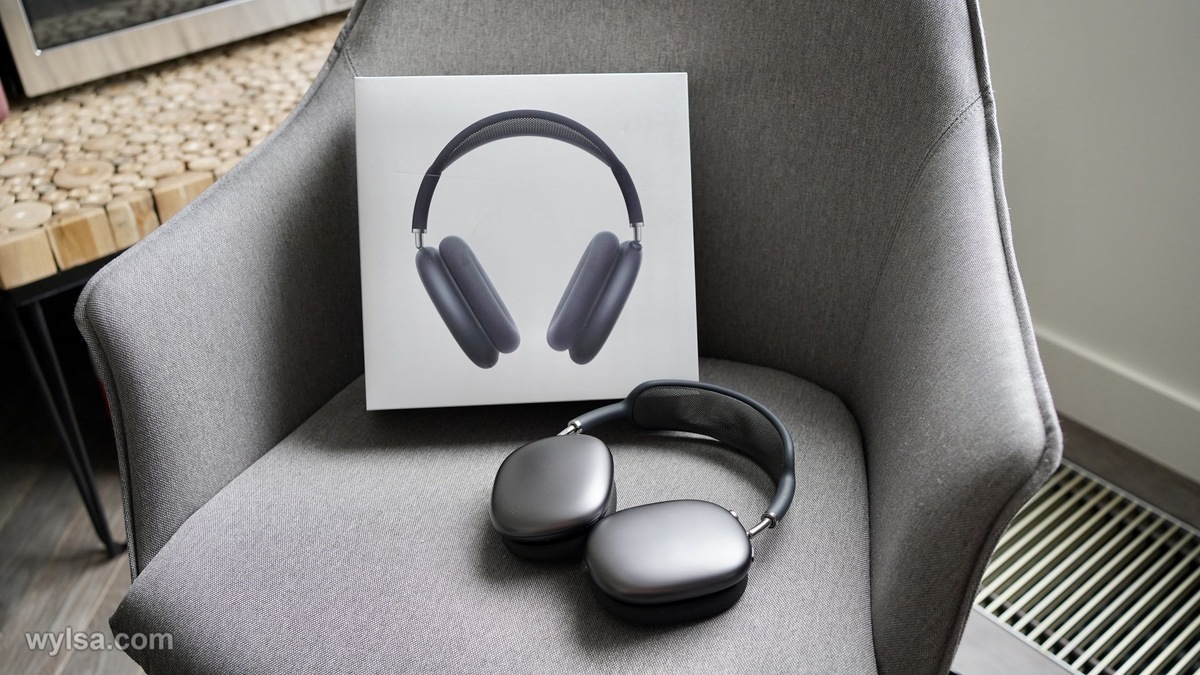 AirPods Max второго поколения. Фото: Сергей Кузьмин / Wylsacom Media