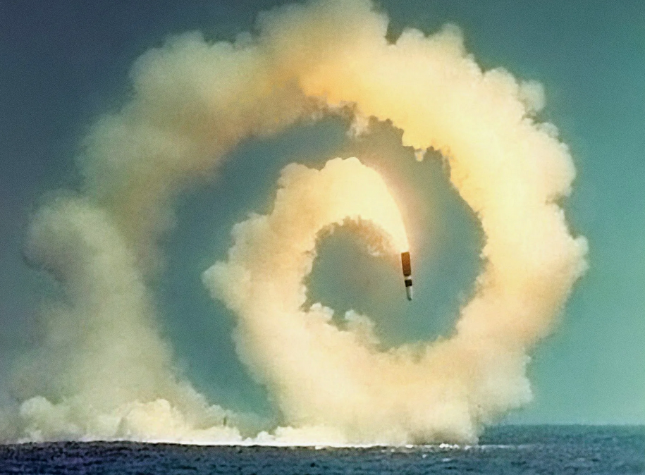 Вот так закончился последний пуск Трайдента-2 с АПЛ Вэнгард. Фото с другого инцидента, но ракета вела себя также. Оба пуска МБР в последние 10 лет в Великобритании завершились провалом. Фото АР